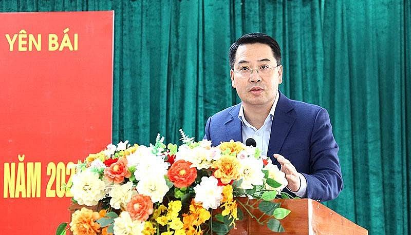 Ông Nguyễn Tuấn Anh - Phó Bí thư Tỉnh ủy, Chủ tịch UBND tỉnh Yên Bái phát biểu ý kiến tại Hội nghị Yên Bái vượt kế hoạch, tạo việc làm cho gần 23.000 lao động năm 2024