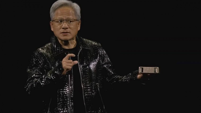 Tổng giám đốc điều hành Nvidia Jensen Huang đang cầm máy tính Project Digits trên sân khấu tại buổi họp báo CES 2025 của Nvidia