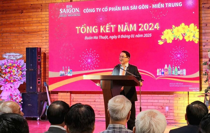 Ông Huỳnh Văn Dũng, Bí thư Đảng ủy - Tổng Giám đốc Công ty Cổ phần Bia Sài gòn - Miền Trung báo cáo hoạt động năm 2024 của công ty. 
