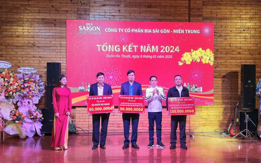 Ông Lâm Du An - Phó Tổng giám đốc Tổng công ty Sabeco trao tượng trưng quà Tết của Công ty Cổ phần Bia Sài Gòn - Miền Trung tặng cho các đơn vị và cá nhân trên địa bàn tỉnh Đắk Lắk.    