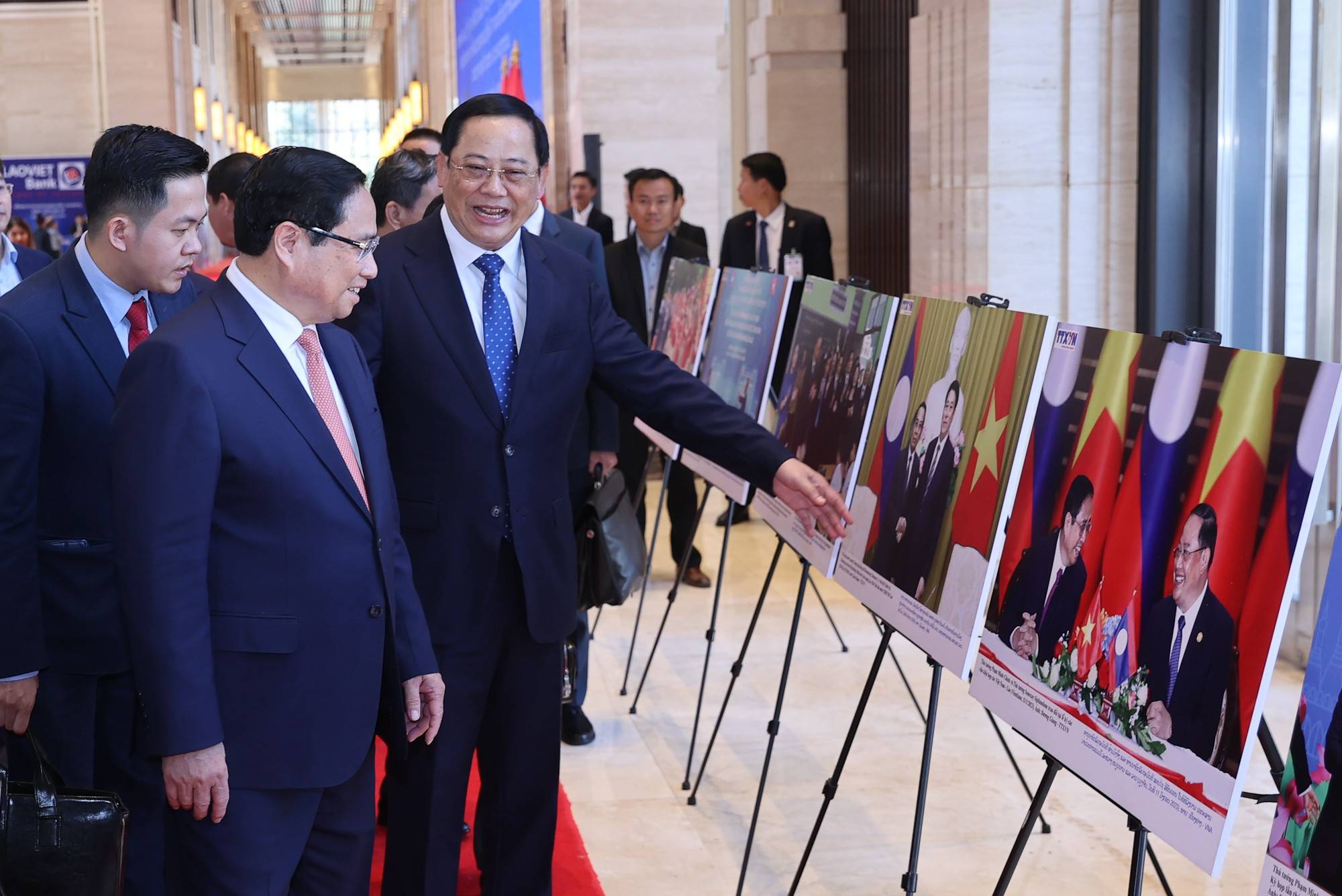 Việt Nam, Lào đẩy mạnh kết nối kinh tế, sớm đạt mục tiêu 5 tỷ USD thương mại song phương