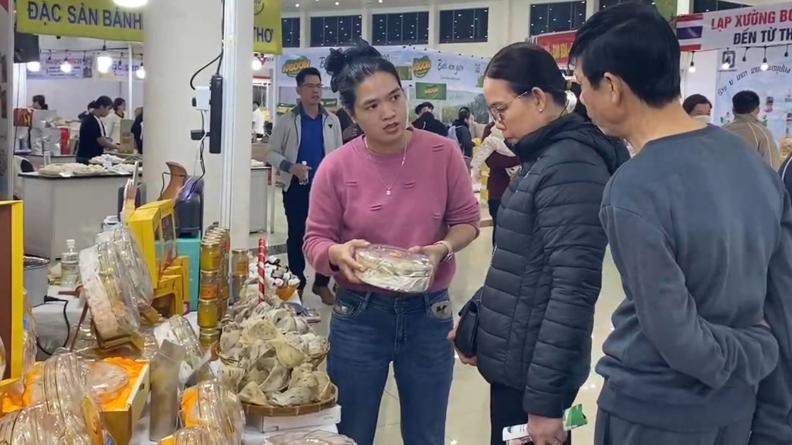 Hội chợ Xuân 2025 thu hút nhiều khách tham quan và mua sản phẩm.