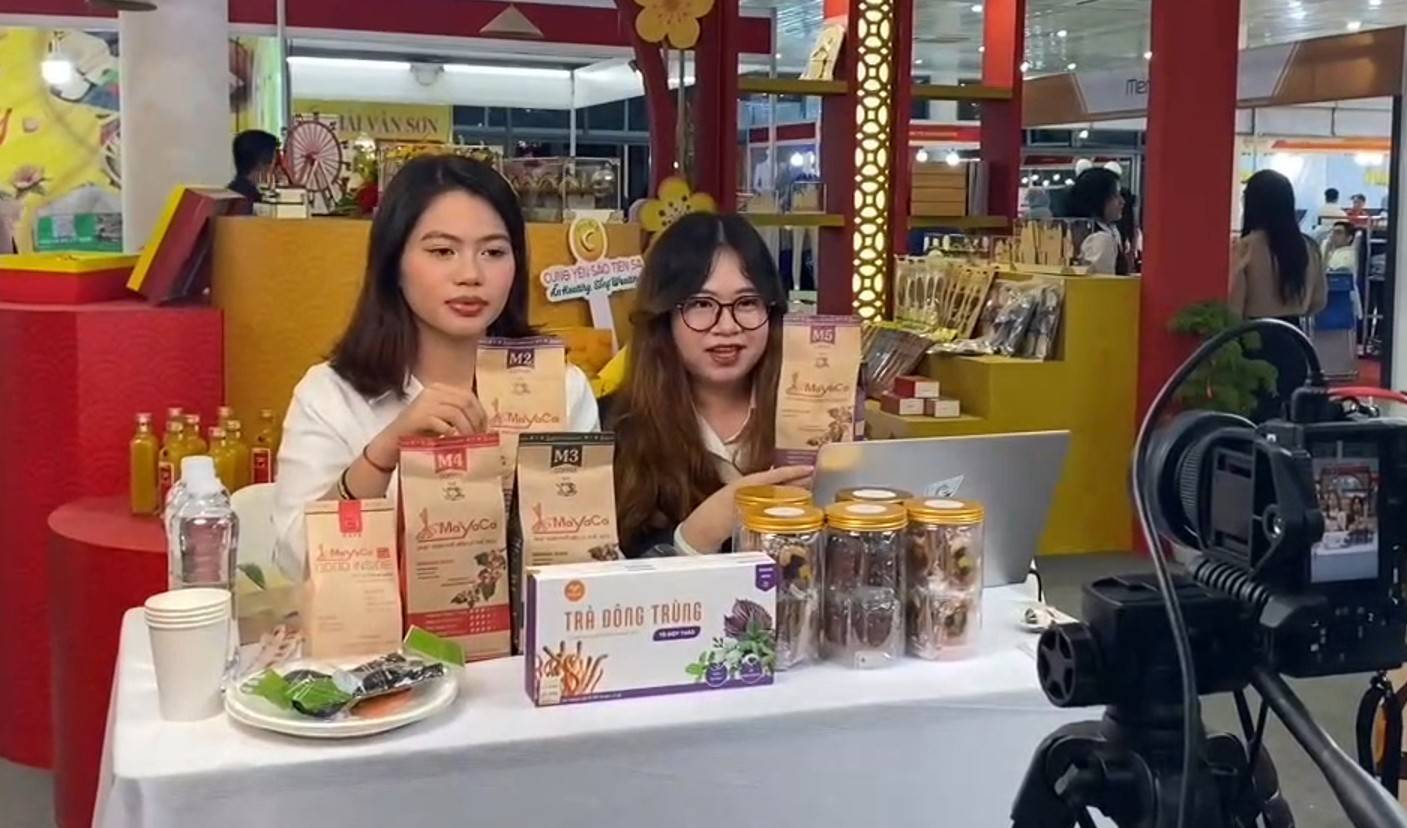 Gian hàng livestream sản phẩm tại Hội chợ Xuân 2025.