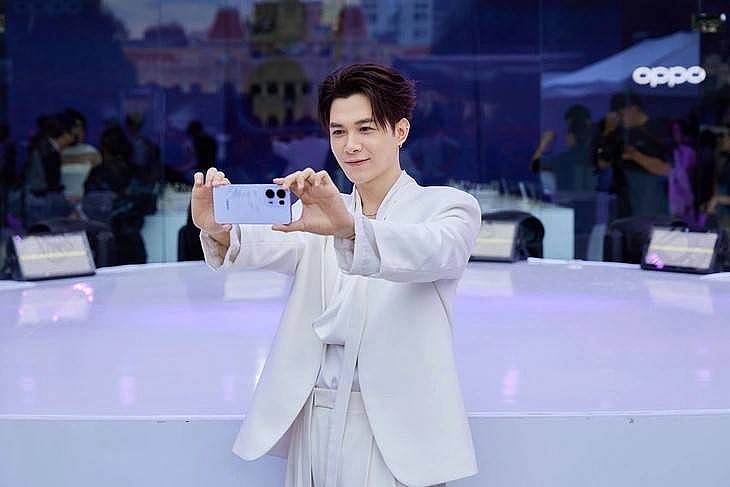 Anh Tú Atus tương tác với điện thoại OPPO Reno13 Series tại sự kiện - Ảnh: OPPO Anh Tú Atus tương tác với điện thoại OPPO Reno13 Series tại sự kiện - Ảnh: OPPO