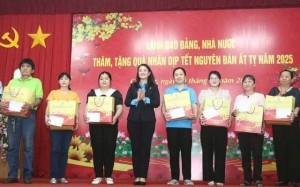 TP. Cần Thơ: Trao 100 phần quà Tết - Sẻ chia nhân ái đến công nhân có hoàn cảnh khó khăn