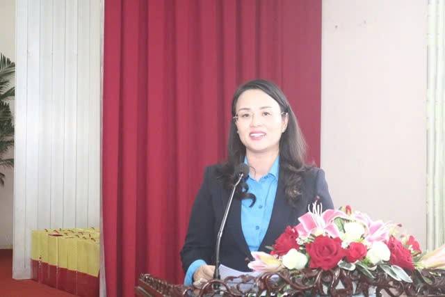 Bà Lê Thị Sương Mai, Chủ tịch LĐLĐ TP Cần Thơ, phát biểu tại chương trình (Ảnh NLD)