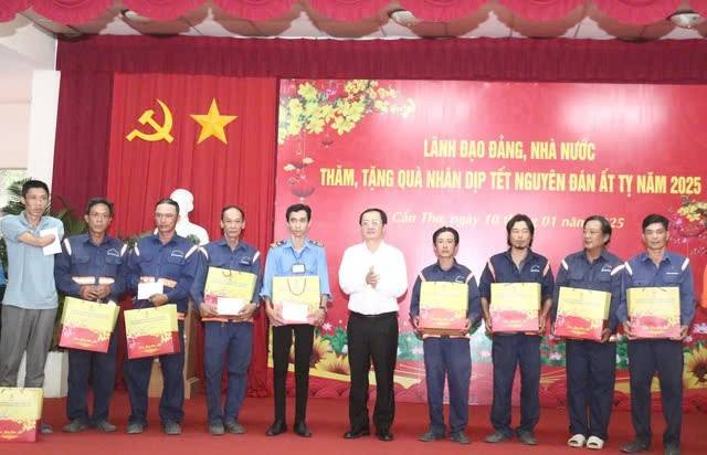 Bộ trưởng Bộ Khoa học và Công nghệ Huỳnh Thành Đạt trao quà cho người lao động (Ảnh NLD)