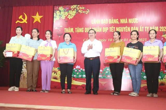 Ông Trần Việt Trường, Chủ tịch UBND TP Cần Thơ, trao quà và động viên người lao động cố gắng trong sản xuất