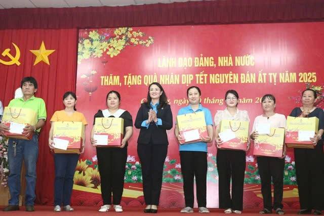 Bà Lê Thị Sương Mai, Chủ tịch LĐLĐ TP Cần Thơ, trao quà và mong người lao động đón Tết vui tươi, đầm ấm