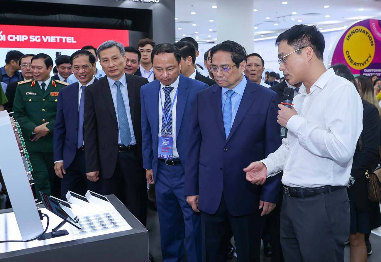 Thủ tướng Phạm Minh Chính thăm gian hàng Viettel tại Triển lãm VIIE 2023