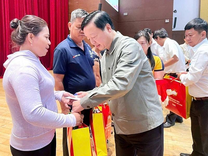 Phó Thủ tướng Trần Hồng Hà trao quà Tết hỗ trợ người lao động tại Bình Dương