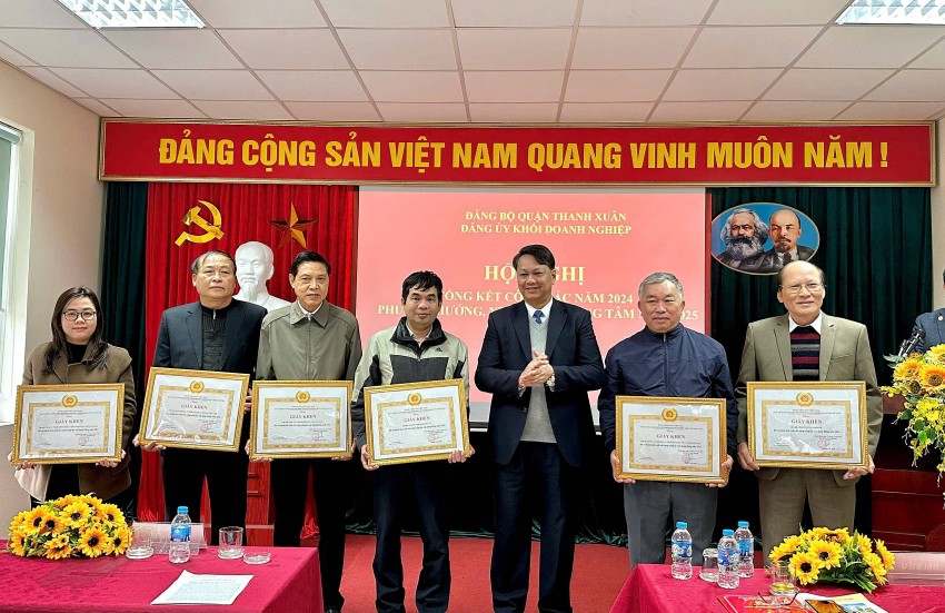 Đảng bộ Khối Doanh nghiệp quận Thanh Xuân đã trao Giấy khen “Hoàn thành xuất sắc nhiệm vụ năm 2024” cho 17 chi bộ và 124 đảng viên Đảng bộ Khối Doanh nghiệp quận Thanh Xuân trao tặng Giấy khen cho 17 chi bộ và 124 đảng viên
