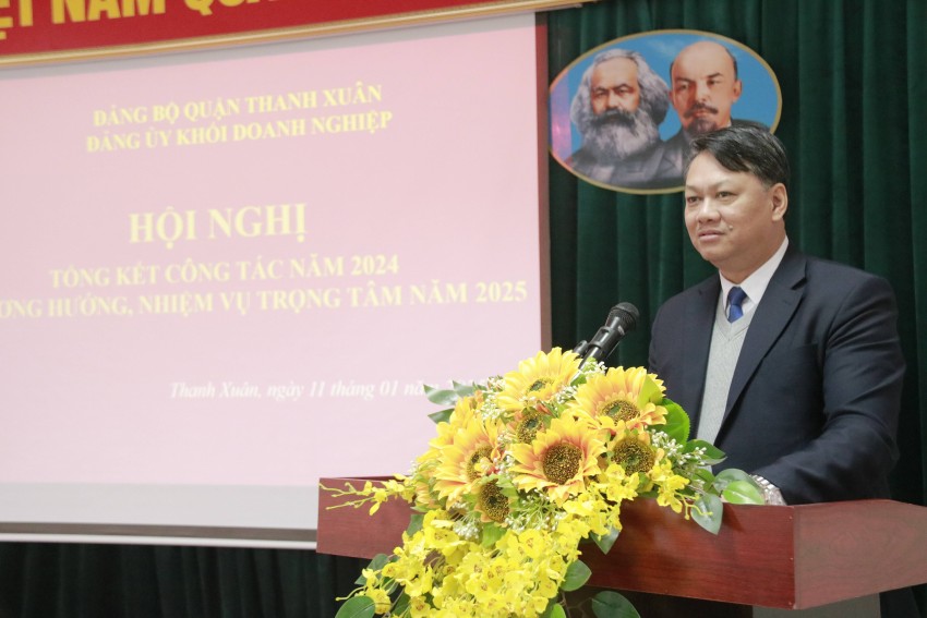 Đồng chí Nguyễn Minh Tiến - Phó Bí thư Thường trực, Chủ tịch HĐND Quận Thanh Xuân phát biểu chỉ đạo tại Hội nghị Đảng bộ Khối Doanh nghiệp quận Thanh Xuân trao tặng Giấy khen cho 17 chi bộ và 124 đảng viên