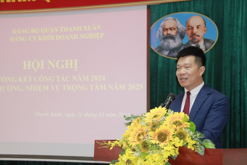 Đồng chí Nguyễn Văn Minh – Bí thư Đảng uỷ Khối báo cáo tổng kết công tác xây dựng Đảng năm 2024 Đảng bộ Khối Doanh nghiệp quận Thanh Xuân trao tặng Giấy khen cho 17 chi bộ và 124 đảng viên