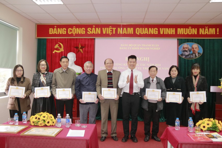 Đảng bộ Khối Doanh nghiệp quận Thanh Xuân trao tặng Giấy khen cho 17 chi bộ và 124 đảng viên Đảng bộ Khối Doanh nghiệp quận Thanh Xuân trao tặng Giấy khen cho 17 chi bộ và 124 đảng viên