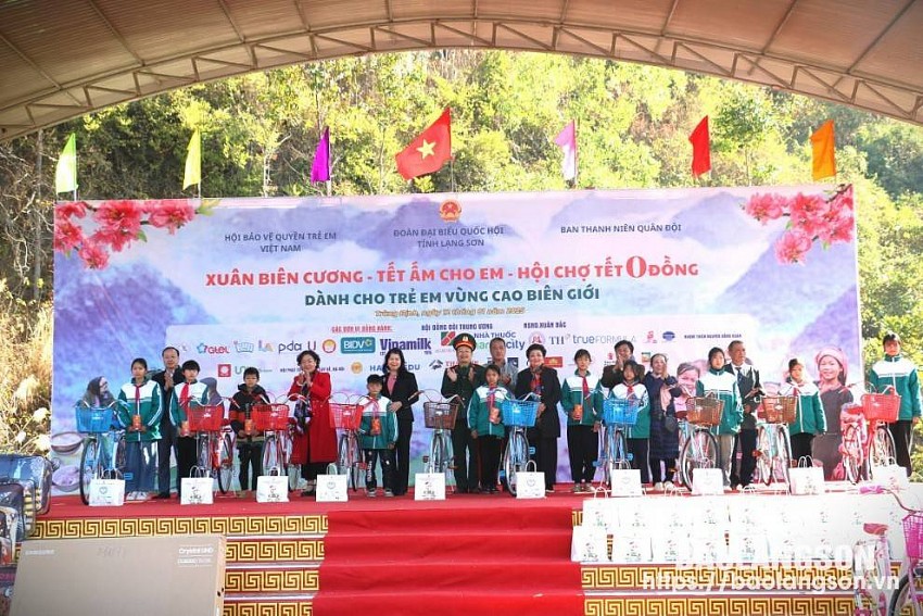 Hơn 1,8 tỷ đồng được trao cho trẻ em huyện Tràng Định, tỉnh Lạng Sơn