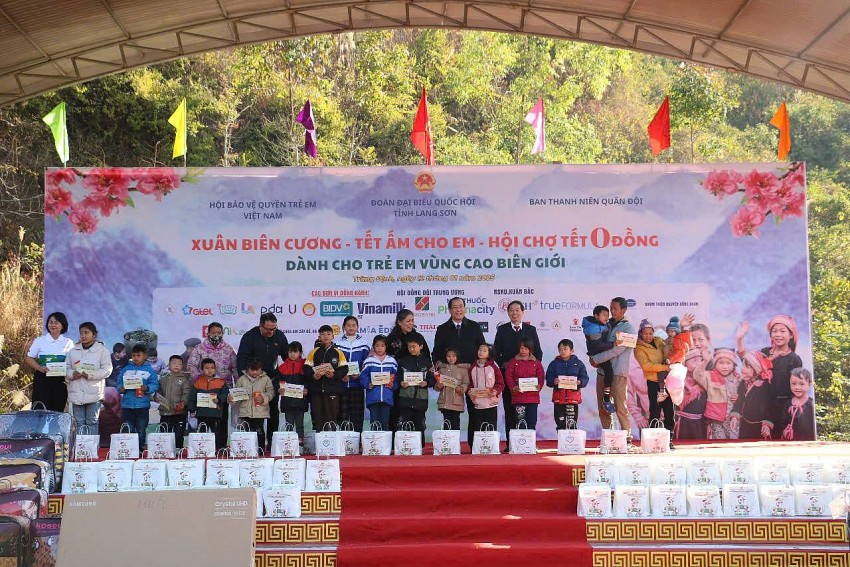 Hơn 1,8 tỷ đồng được trao cho trẻ em huyện Tràng Định, tỉnh Lạng Sơn