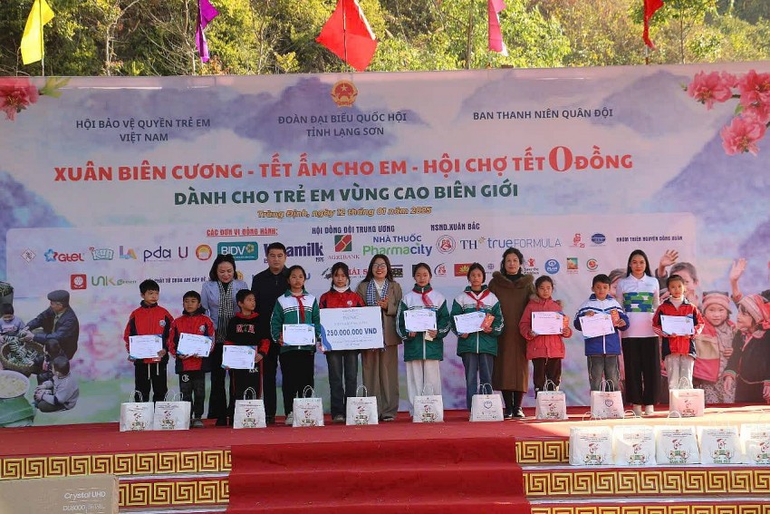 Hơn 1,8 tỷ đồng được trao cho trẻ em huyện Tràng Định, tỉnh Lạng Sơn