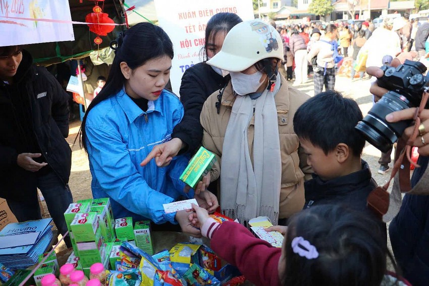 Các em tự lựa chọn những đồ dùng mình yêu thích