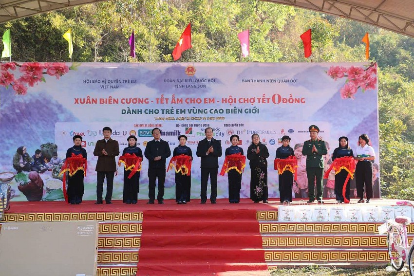 Hơn 1,8 tỷ đồng được trao cho trẻ em huyện Tràng Định, tỉnh Lạng Sơn