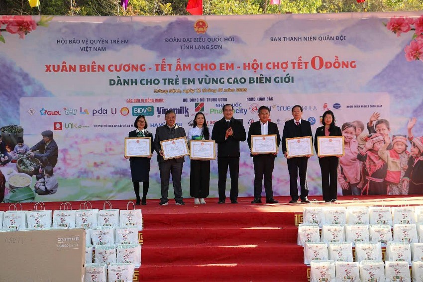 Hơn 1,8 tỷ đồng được trao cho trẻ em huyện Tràng Định, tỉnh Lạng Sơn