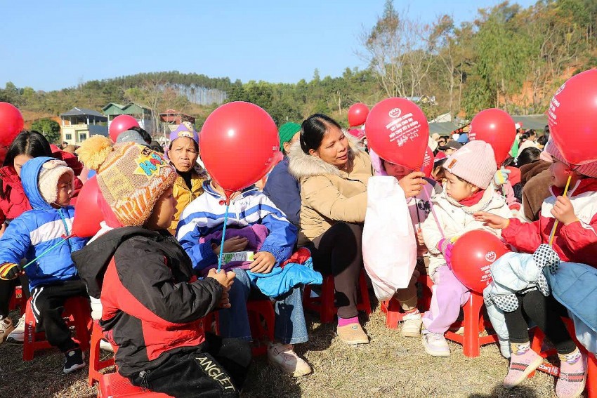 Hơn 1,8 tỷ đồng được trao cho trẻ em huyện Tràng Định, tỉnh Lạng Sơn