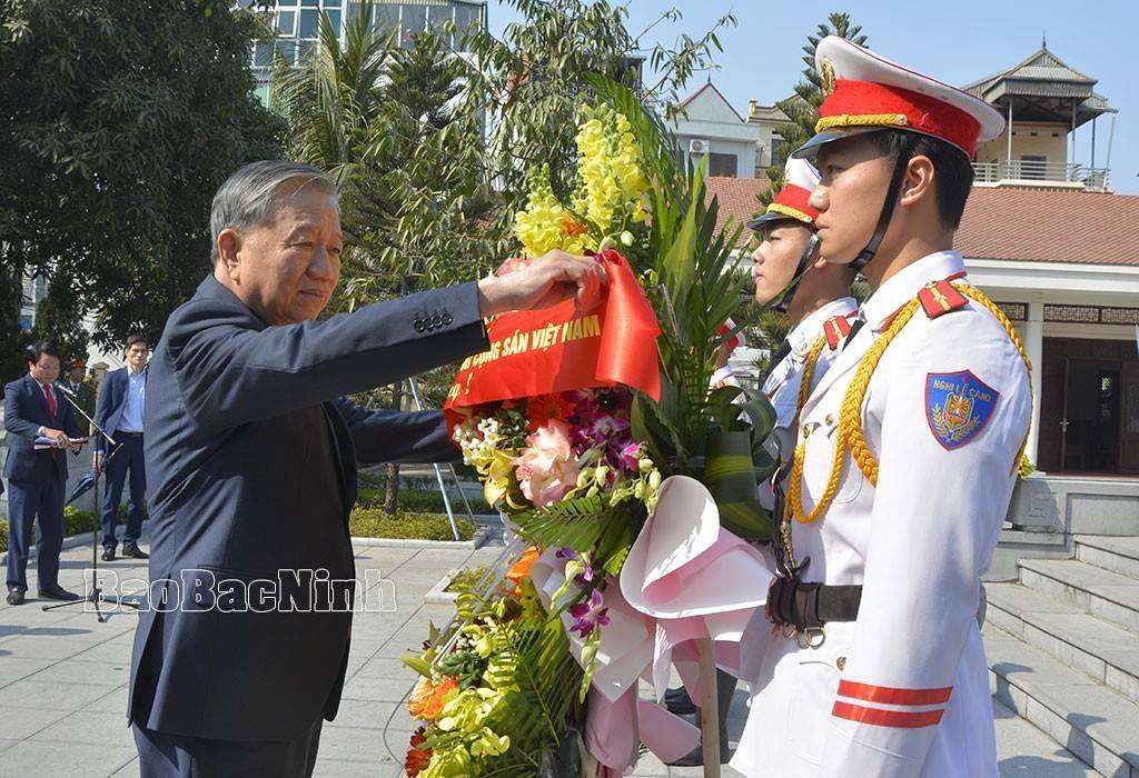 Tổng Bí thư Tô Lâm dâng hương và thăm Khu lưu niệm Tổng Bí thư Nguyễn Văn Cừ