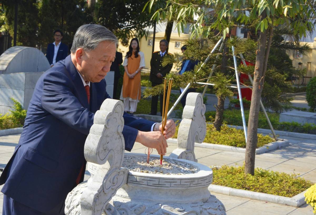 Tổng Bí thư Tô Lâm dâng hương và thăm Khu lưu niệm Tổng Bí thư Nguyễn Văn Cừ