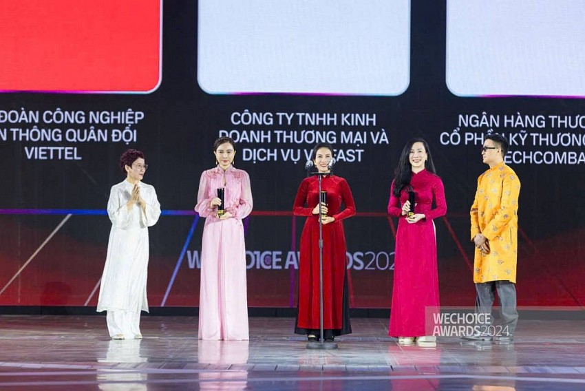Bà Dương Hằng - Đại diện VinFast (thứ 2 bên trái) nhận Giải thưởng “Đơn vị vững mạnh” Bà Dương Hằng - Đại diện VinFast (thứ 2 bên trái) nhận Giải thưởng “Đơn vị vững mạnh”