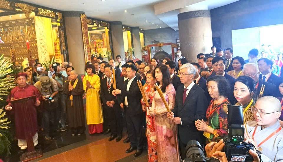 Thứ trưởng Bộ Ngoại giao Lê Thị Thu Hằng cùng lãnh đạo UBND TP Hồ Chí Minh, kiều bào dâng hương tại Đền tưởng niệm các Vua Hùng đầu năm 2024 TP. Hồ Chí Minh sẽ diễn ra Họp mặt người Việt Nam ở nước ngoài mừng Xuân Ất Tỵ năm 2025