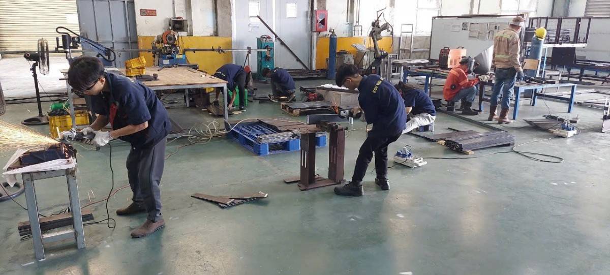 đội ngũ nhân viên của Kov Vina gồm các kỹ sư, kỹ thuật viên và công nhân lành nghề, có nhiều năm kinh nghiệm trong lĩnh vực cơ khí chế tạo. 