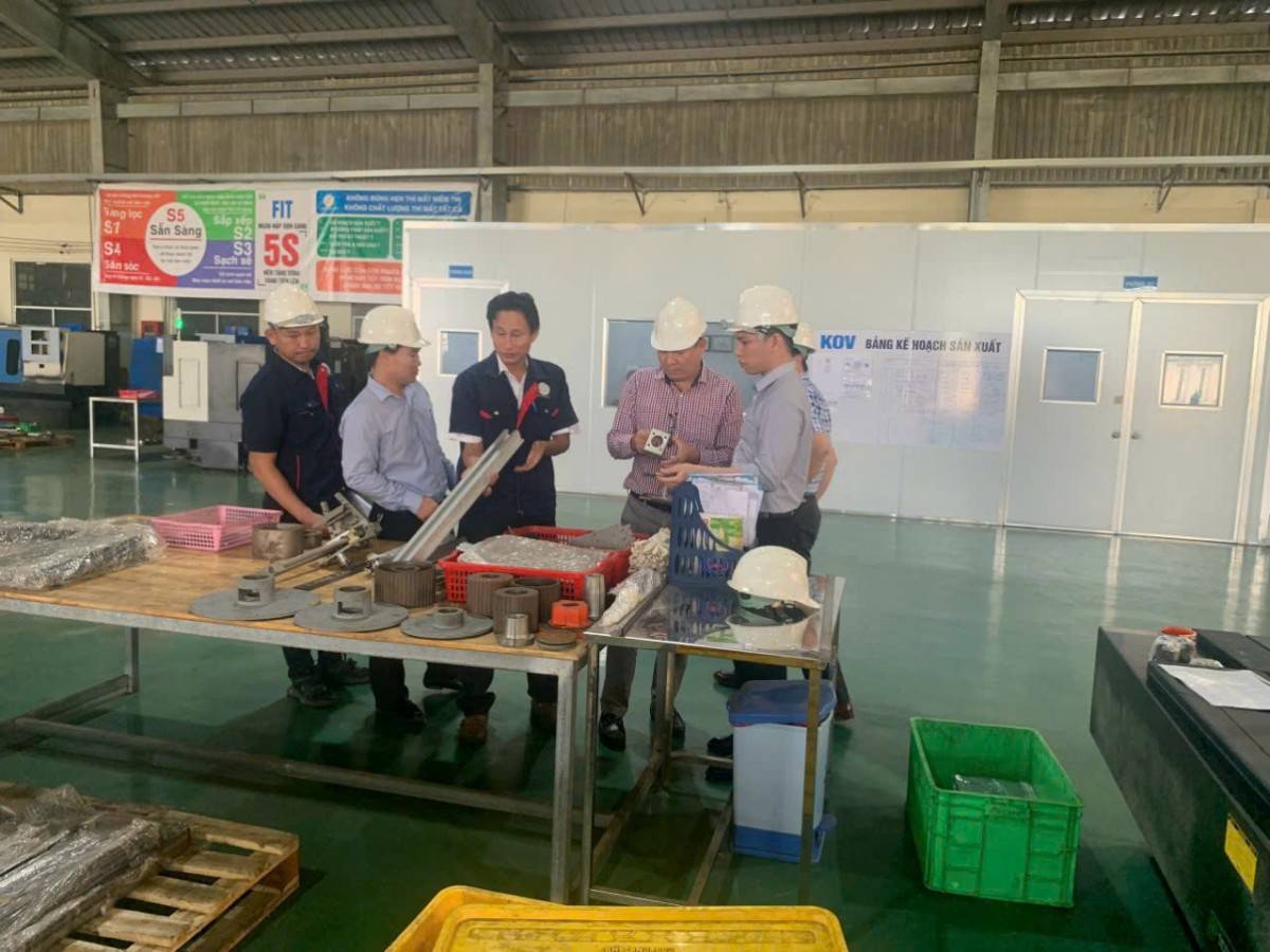 Giám đốc Phạm Hợi đang chia sẻ về các sản phẩm của công ty với khách hàng.