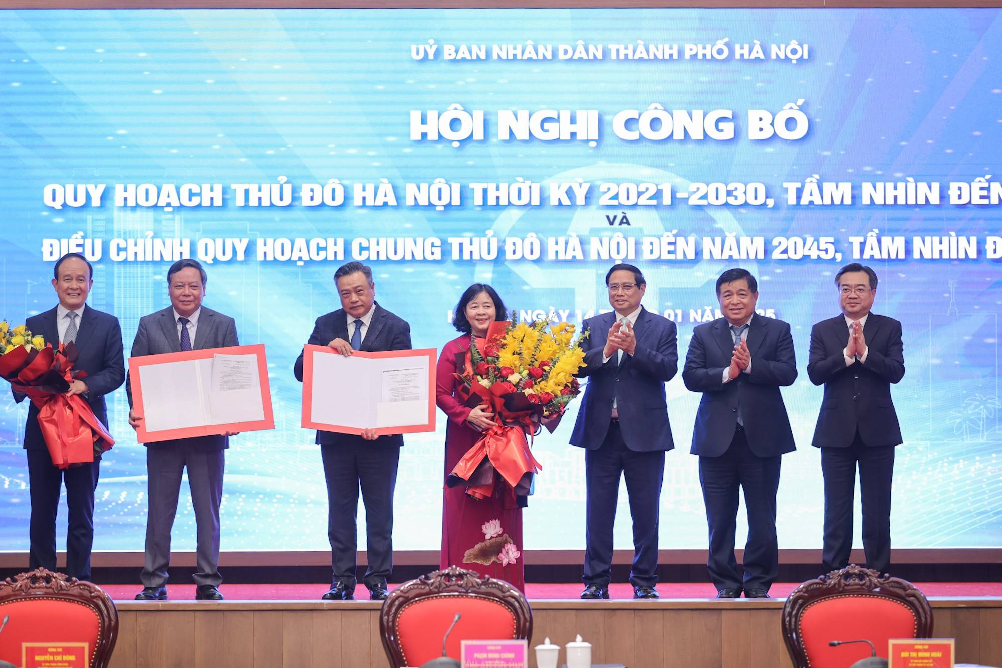 Thủ tướng trao quyết định công bố Quy hoạch Thủ đô Hà Nội thời kỳ 2021-2030, tầm nhìn đến năm 2050, Điều chỉnh Quy hoạch chung Thủ đô Hà Nội đến năm 2045, tầm nhìn đến năm 2065 cho lãnh đạo TP. Hà Nội - Ảnh: VGP/Nhật Bắc