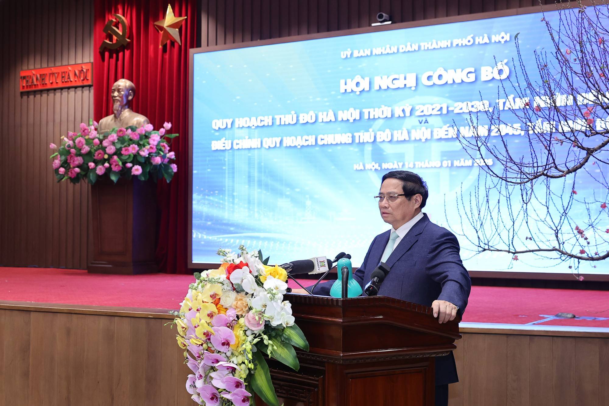 Thủ tướng đánh giá cao Quy hoạch Hà Nội vừa được phê duyệt đã tìm ra và phát triển tiềm năng khác biệt, cơ hội nổi trội, lợi thế cạnh tranh; phát hiện những mâu thuẫn, tồn tại, hạn chế, thách thức… để đưa ra giải pháp hóa giải, khắc phục - Ảnh: VGP/Nhật B