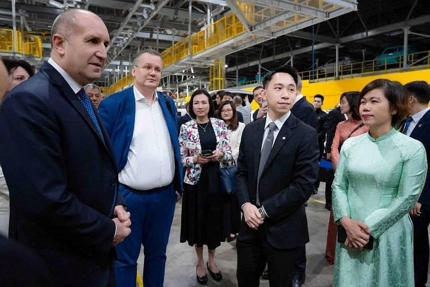 Ông Phạm Nhật Minh Hoàng (thứ hai từ phải qua) tiếp Tổng thống Bulgaria tại nhà máy VinFast Hải Phòng vào cuối tháng 11/2024. (Ảnh: VinFast).