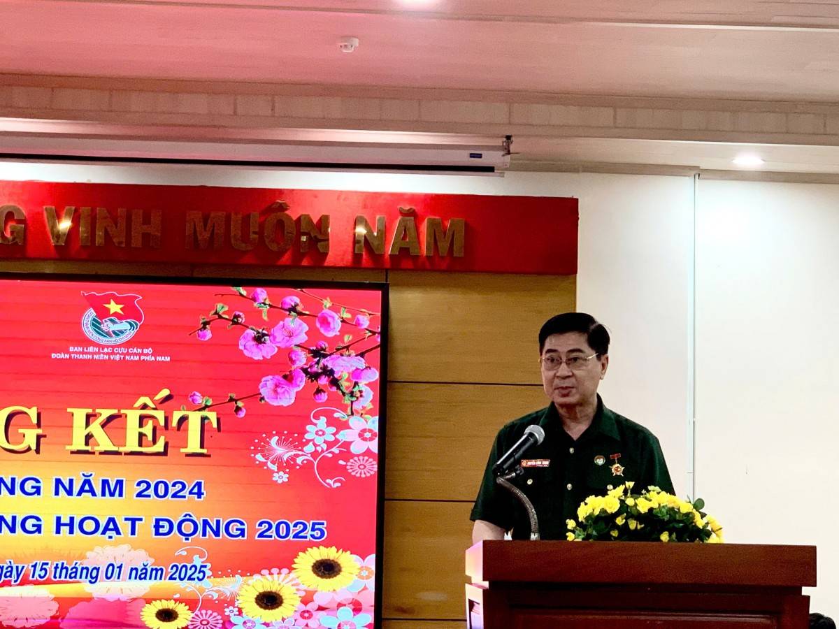 Ông Nguyễn Công Trung - Chủ tịch CLB Trái tim Người lính Miền Tây, trình bày tham luận tại hội nghị.