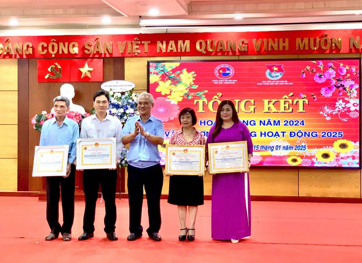 Trung ương Hội Hữu nghị VN - CPC tặng Bằng khen cho Tập thể.