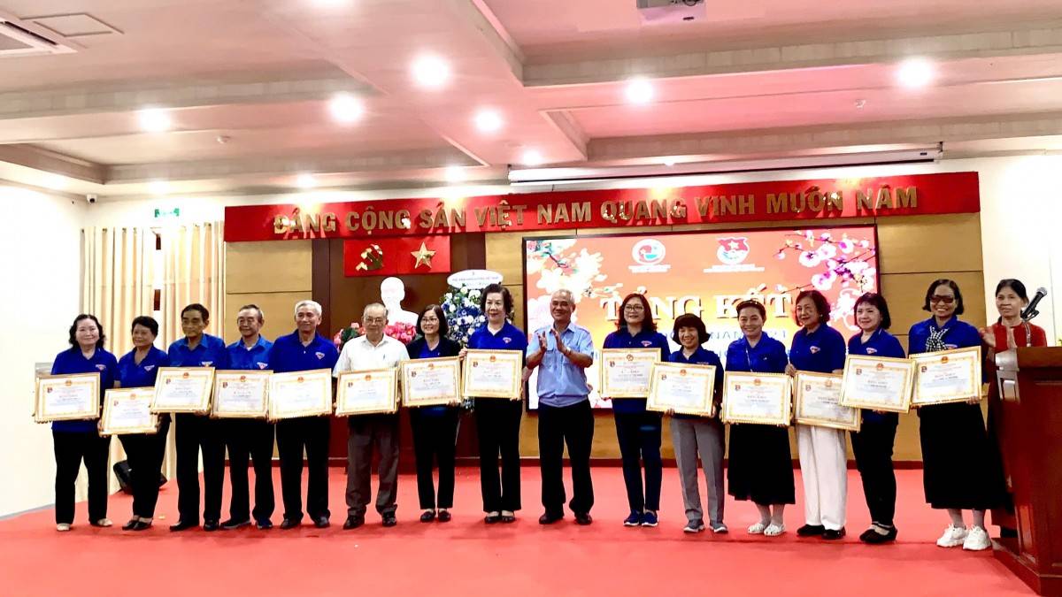 TS. Lê Hồng Liêm - Trưởng Ban Liên lạc Cựu Cán bộ Đoàn Thanh niên Việt Nam phía Nam, tặng Bằng khen cho các cá nhân có thành tích hoạt động xuất sắc.