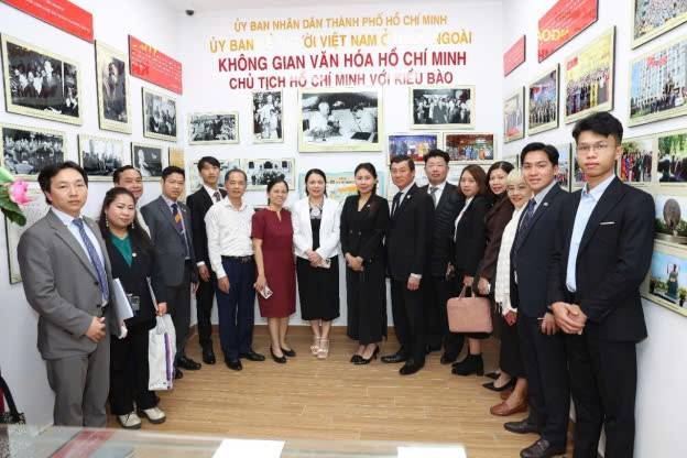 Đoàn tham quan Không gian văn hóa Hồ Chí Minh – Điểm hẹn kiều bào