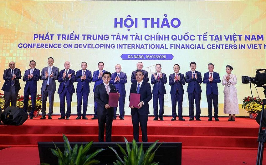 UBND thành phố trao biên bản ghi nhớ hợp tác với Hiệp hội Blockchain Việt Nam