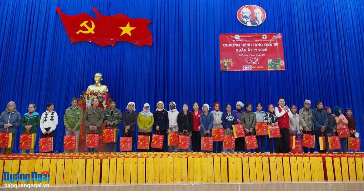 Quảng Ngãi: Trao 200 suất quà Tết cho hộ nghèo tại huyện Sơn Tây Chương trình 'Tết Nhân ái' Xuân Ất Tỵ 2025: Trao 200 suất quà Tết cho hộ nghèo và 100 suất hỗ trợ trẻ em khó khăn tại Quảng Ngãi