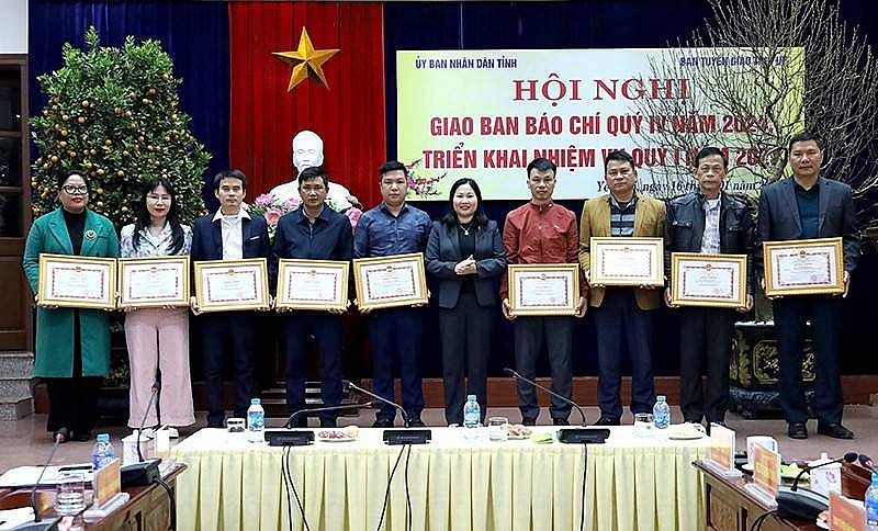 Đồng chí Phó Chủ tịch UBND tỉnh Vũ Thị Hiền Hạnh tặng Bằng khen cho các cá nhân có thành tích xuất sắc, tiêu biểu trong công tác thông tin, tuyên truyền về tỉnh Yên Bái năm 2024 Yên Bái: Báo chí tập trung tuyên truyền 03 chủ đề lớn năm 2025