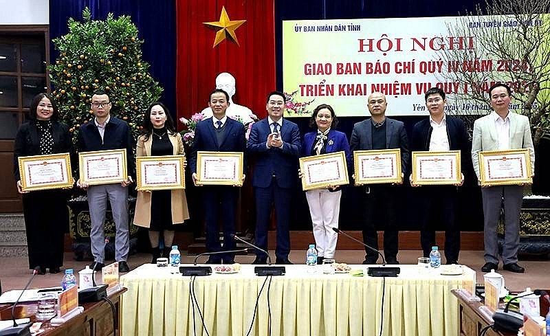Nguyễn Tuấn Anh - Phó Bí thư Tỉnh ủy, Chủ tịch UBND tỉnh tặng Bằng khen cho các tập thể có thành tích xuất sắc trong công tác thông tin, tuyên truyền về tỉnh Yên Bái năm 2024 Yên Bái: Báo chí tập trung tuyên truyền 03 chủ đề lớn năm 2025