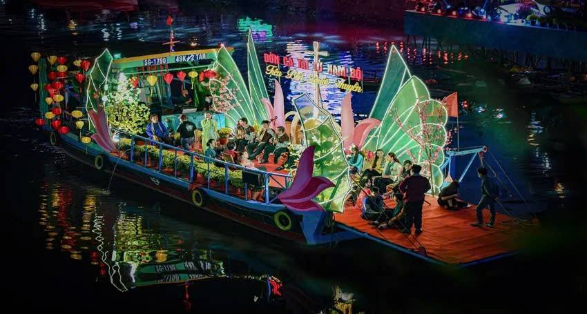 Chương trình biểu diễn Đờn ca tài tử trên ghe bầu dọc theo tuyến kênh Tàu Hủ