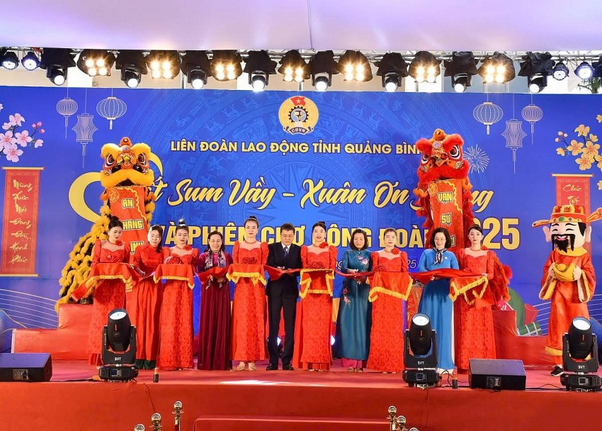 các đại biểu thực hiện nghi lễ cắt băng khai mạc phiên chợ công đoàn năm 2025.jpg