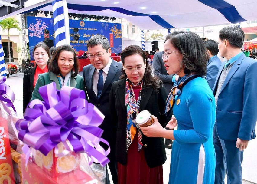 Các đồng chí lãnh đạo tỉnh và lãnh đạo liên đoàn tham quan các gian hàng phiên chợ công đoàn.jpg