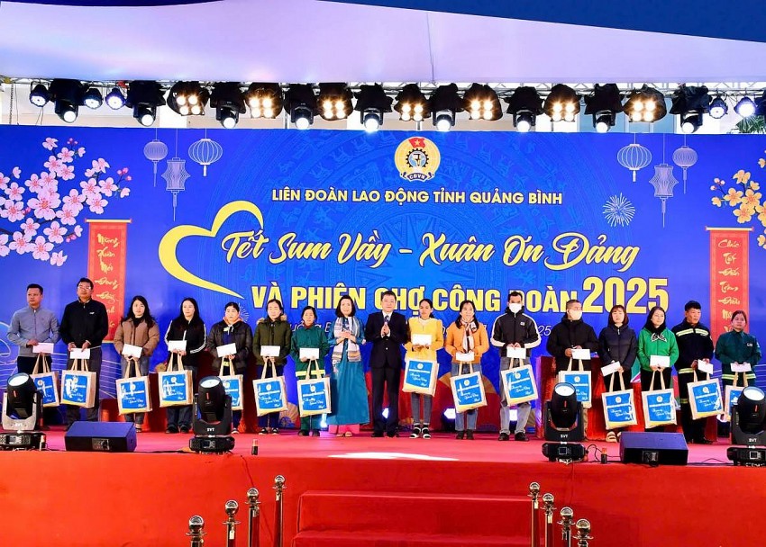 đồng chí Chủ tịch Ủy ban mặt trận Phạm Thị Hân và lãnh đạo Liên đoàn lao động tỉnh trao quà tết cho đoàn viên và người lao động có hoàn cảnh đặc biệt khó khăn.jpg