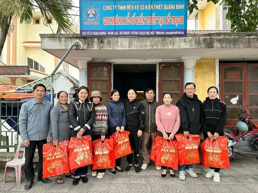 Công ty tặng quà tết cho người nghèo mỗi khi Tết đến xuân về.jpg