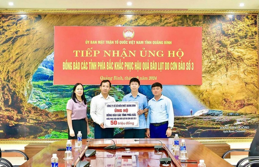 Công ty ủng hộ đồng bào các tỉnh phía Bắc khắc phục hậu quả lũ lụt do cơn bão số 3.jpg