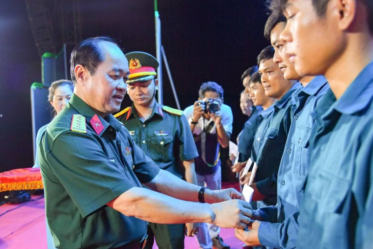 Tuyên dương, khen thưởng lực lượng dân quân tự vệ.